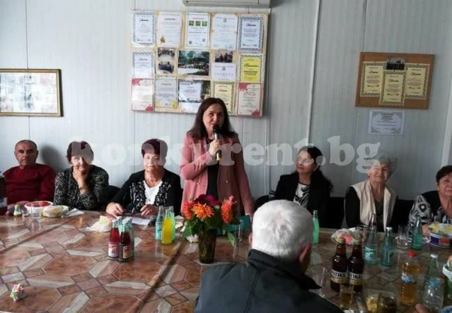 С тържество пенсионерите от кв. „Кулата“ отпразнуваха Деня на възрастните хора