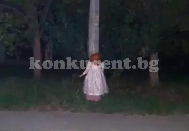 Село осъмна със зловещо проклятие: обесени вуду кукли докараха до болница местните (СНИМКИ)