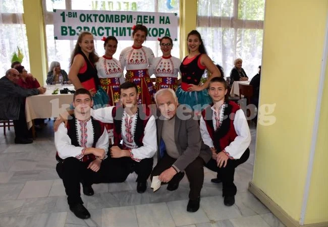 Деца и младежи зарадваха членовете на клуб „Веслец“ СНИМКИ