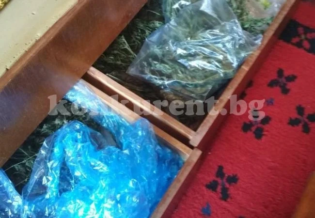 Полицаи откриха антични предмети,наркотици и оръжие във Вършец (СНИМКИ)