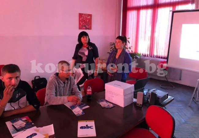 Дванадесетокласници от ПГТР на урок за Евросъюза
