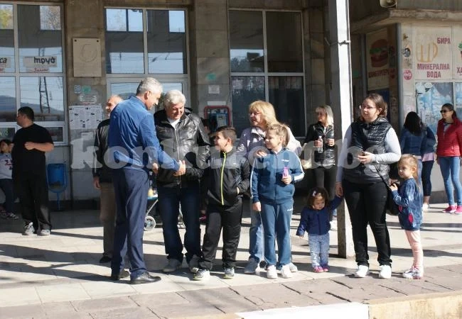 Атракционен влак вози мездренчани по повод 130 години железница