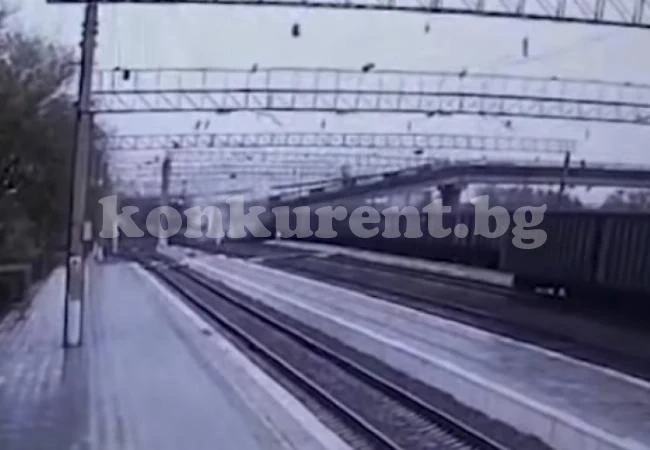 Зрелищен инцидент: Мост и камион се сринаха върху влакове (ВИДЕО)