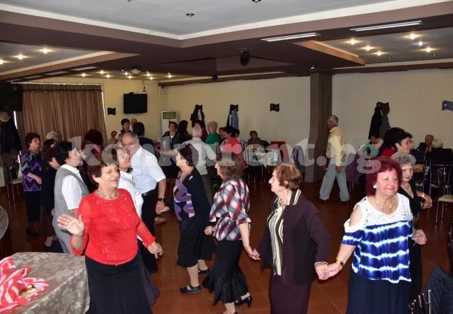 Пенсионери се веселиха и вдигаха наздравици