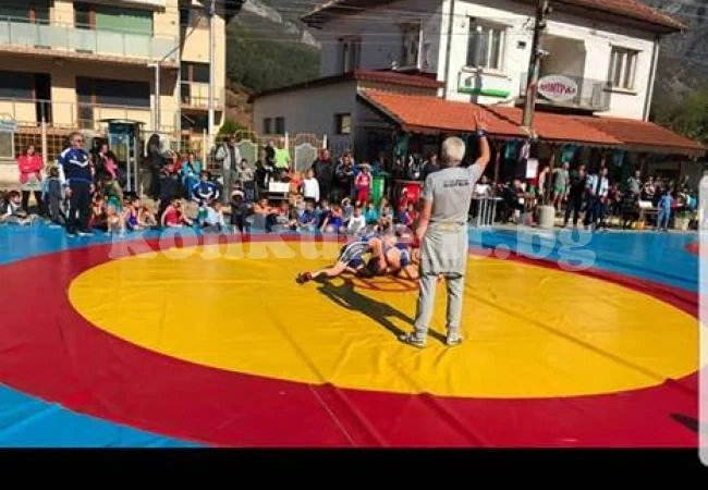 Площад „Тезеро” в Згориград пак се превърна в борческа арена 