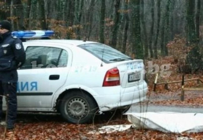 Трима отворили гроб и хвърлили костите в дере