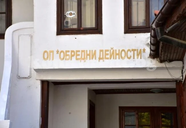 Уволняват двама гробари след скандал в \