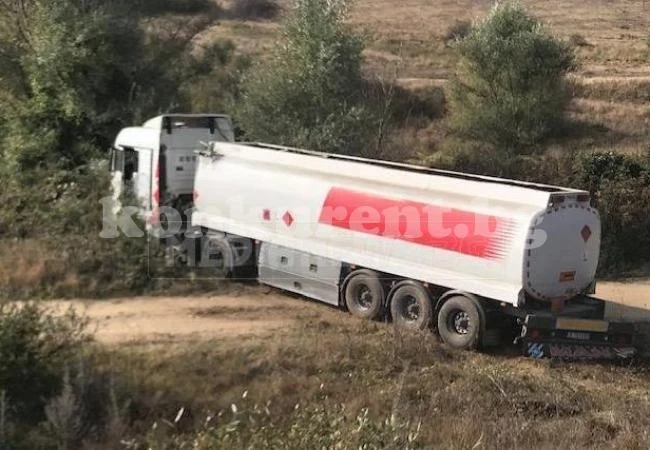Цистерна се хлъзна в дере край Е79 СНИМКИ