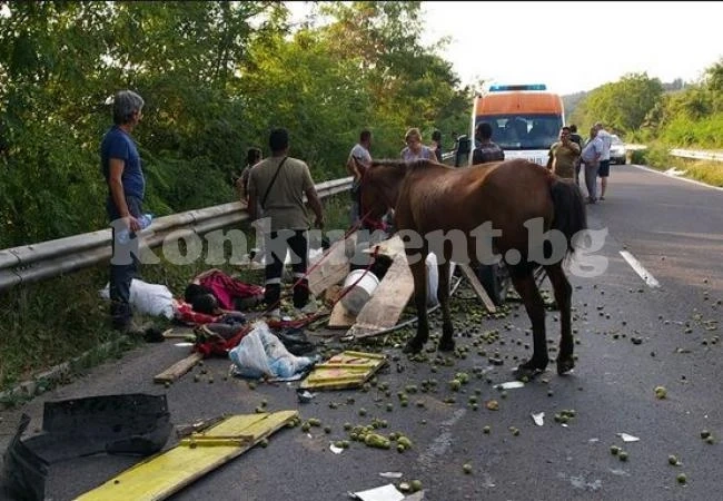 Ауди помете каруца, двама пострадаха