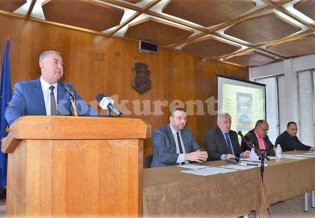 Кмет убеждава съветници на извънредна сесия