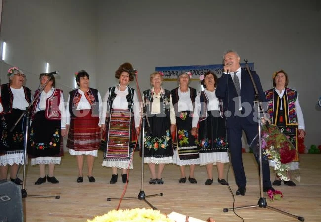 Кмет и свещеник пяха за юбилея на читалище