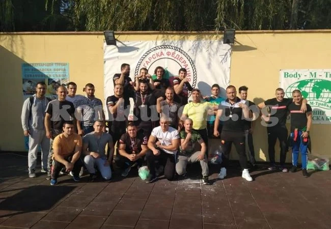Голямо шоу гледаха в Селановци – богатири мериха сили на канадска борба СНИМКИ