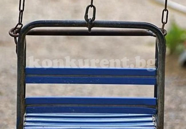 Дете пострада тежко от люлка в училищен двор