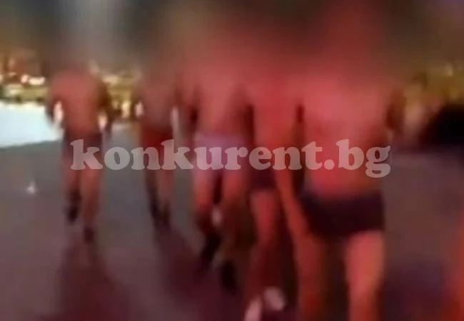 Шеф накара служителите да преминат по улиците само.... по гащи (СНИМКИ/ВИДЕО)