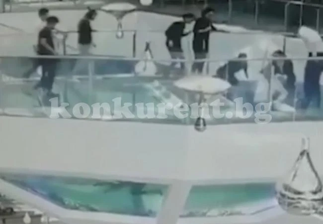 Жена падна в аквариум на акули докато ги хранят (ВИДЕО)