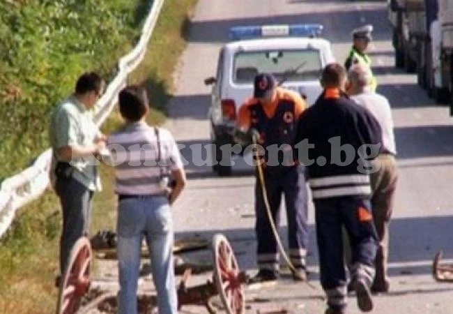 Автомобил помете каруца, жена е в болницата