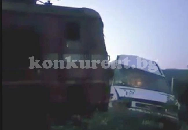 Влак помля товарен автомобил