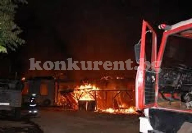 Пожарникари гасиха пожар в кафе-аперитив в село...