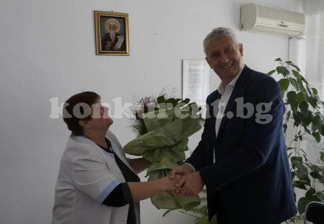 Кмет изненада с цветя шеф на болница
