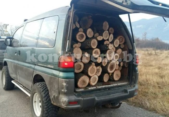Задържаха 7 бракониери и 4 товарни автомобила с дървесина