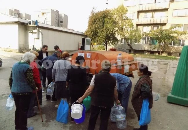 Пуснаха водата на Лом, но училищата остават затворени
