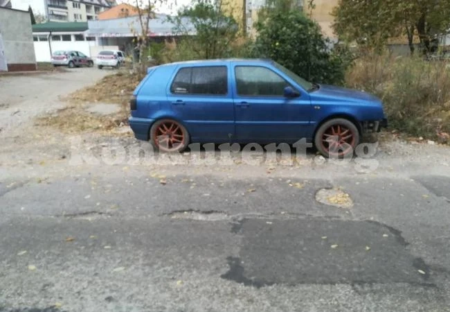 Сигнал до „Конкурент“: Още таратайки гният на „Остри връх“ СНИМКИ