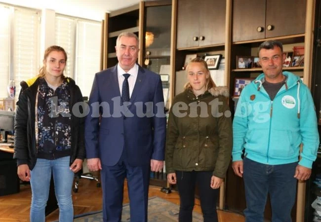 Огнян Ценков подпомогна шампионки от Спортен клуб по кану-каяк \