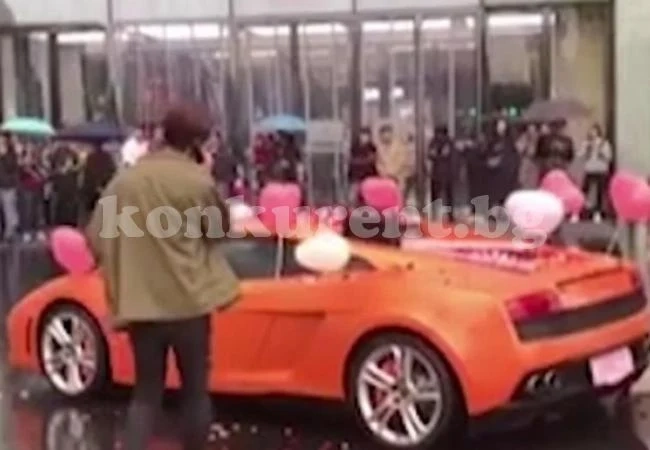 Богаташ публично предложи брак и Lamborghini на възлюбената си, отговорът беше неочакван (СНИМКИ/ВИДЕО)