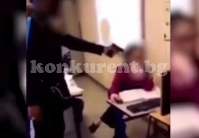 Ученик закъсня за час и извади пистолет на учителката, написала му отсъствие (ВИДЕО)