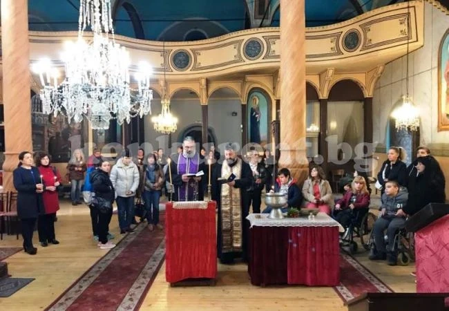 Молебен за децата с увреждания бе отслужен в църквата „Св. Николай“