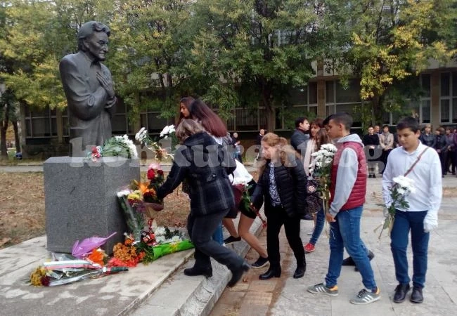 Берковица и Монтана се поклониха пред големия Радичков,  положиха свежи цветя