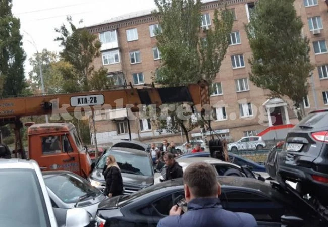 Автокран остана без спирачки и смачка 19 автомобила (СНИМКИ/ВИДЕО)
