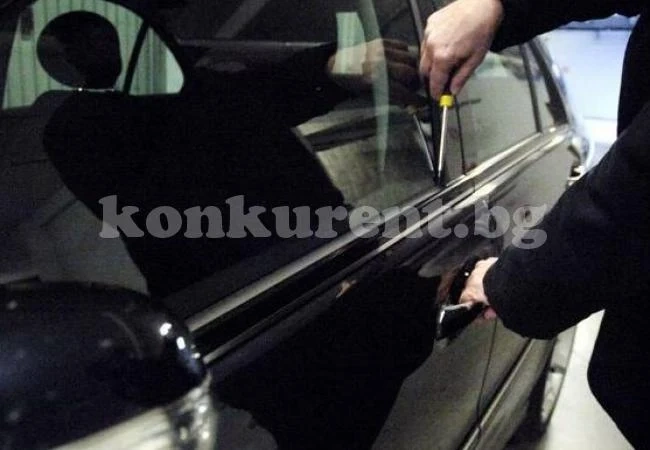 Задигнаха радиата от две коли