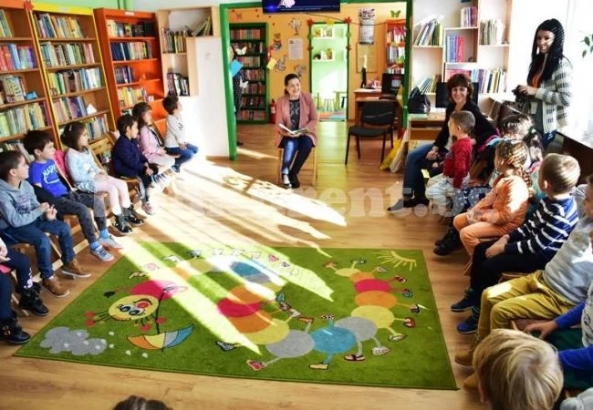 Петя Долапчиева прочете любими приказки на деца в библиотеката