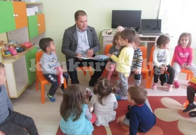 Съветник чете приказки на децата СНИМКИ