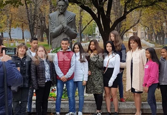 Монтанско училище почете патрона си Радичков СНИМКИ