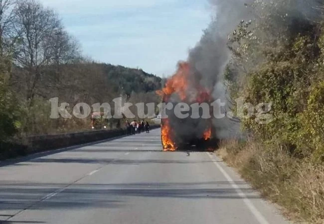 ВИДЕО Автобус се запали между Мездра и Враца СНИМКИ