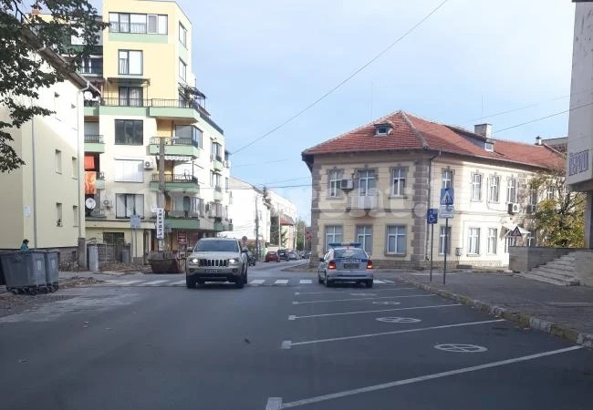 Ето как се кара по еднопосочна улица във Враца СНИМКИ