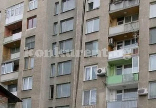 Мъж почина, след като скочи от четвъртия етаж