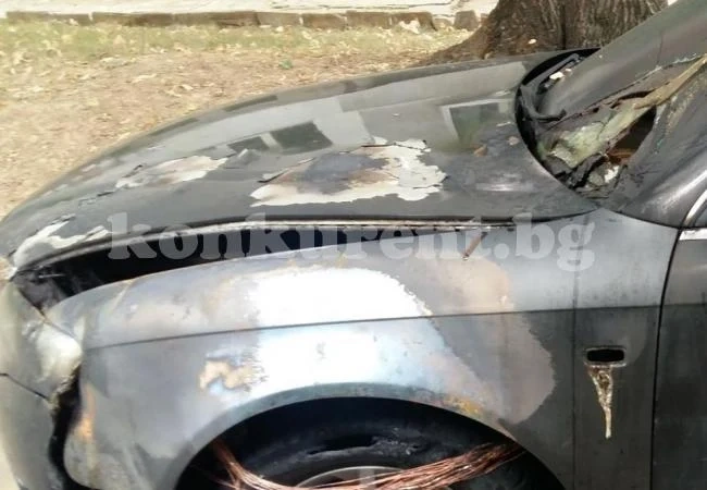 Мъж се поля с бензин и се самозапали в колата си