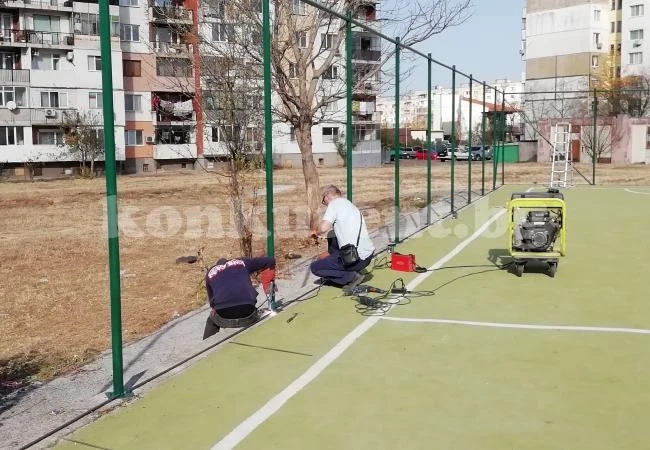 СНИМКИ Възстановяват спортните площадки в два жилищни квартали на Враца