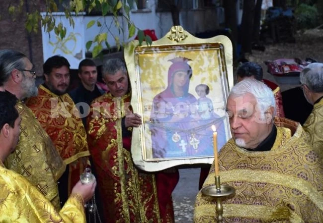 Посрещнаха чудотворната икона на Света Богородица