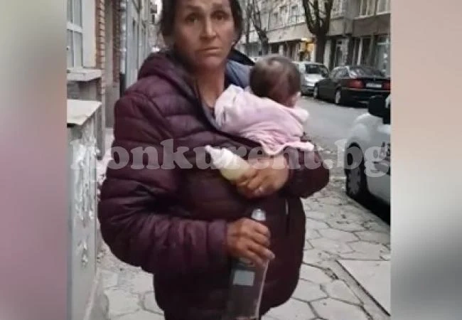 Вижте как пияни ромки разхождат из София голо бебе, посиняло от студ (Видео)
