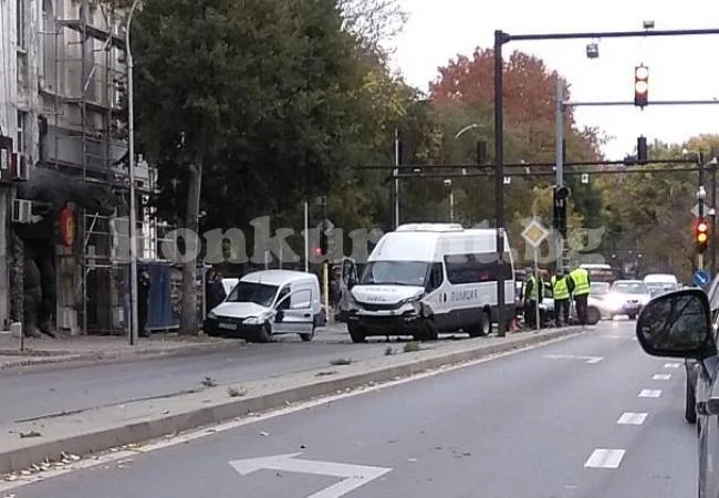 Полицейски бус се заби в „баничарка” на кръстовище