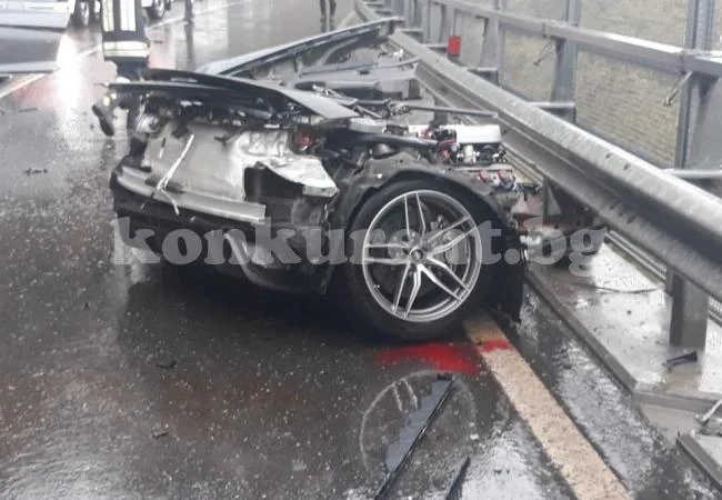 Страшно меле: Audi R8 се разцепи на две след сблъсък, а водачът ... (СНИМКИ)