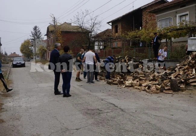 Доброволци нацепиха дърва на възрастни хора