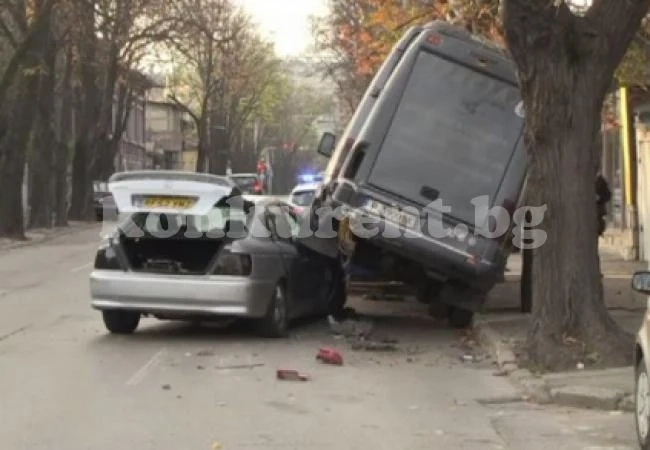 Кола влезе под паркиран бус в Русе, шофьорът и спътничката му избягаха