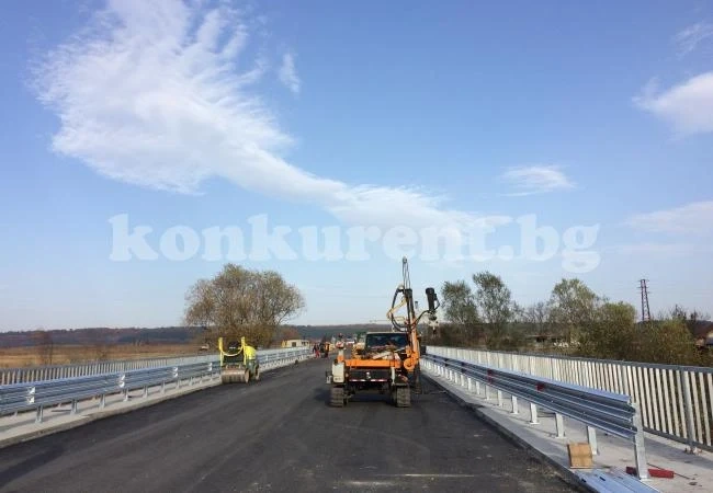 От днес пускат трафика по Е79 на моста край Краводер