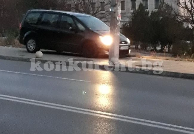 Шофьор приземи колата си на тротоара след безумен слалом СНИМКИ