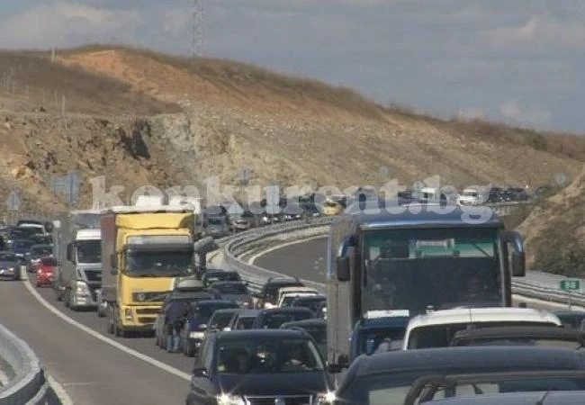 Грък с ТИР препречи кръстовище на Е 79 (ОБНОВЕНА)